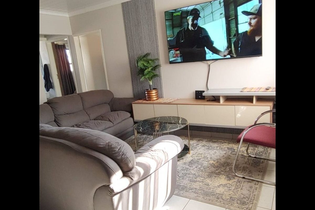 Spacious 3-Bedroom Top Floor Unit with Modern Finishes - Photo 4