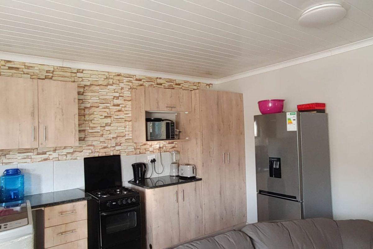 Spacious 3-Bedroom Top Floor Unit with Modern Finishes - Photo 2