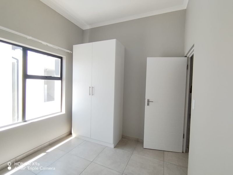 Modern Two-Bedroom Apartment to Rent in  R7,600 - Photo 7