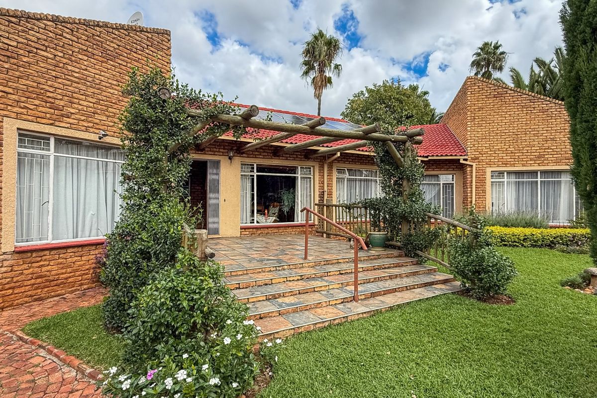 Spacious Home with Unique Layout & Solar Backup - Photo 2