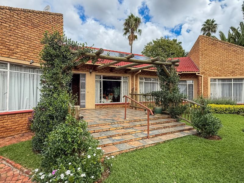 Spacious Home with Unique Layout & Solar Backup - Photo 2