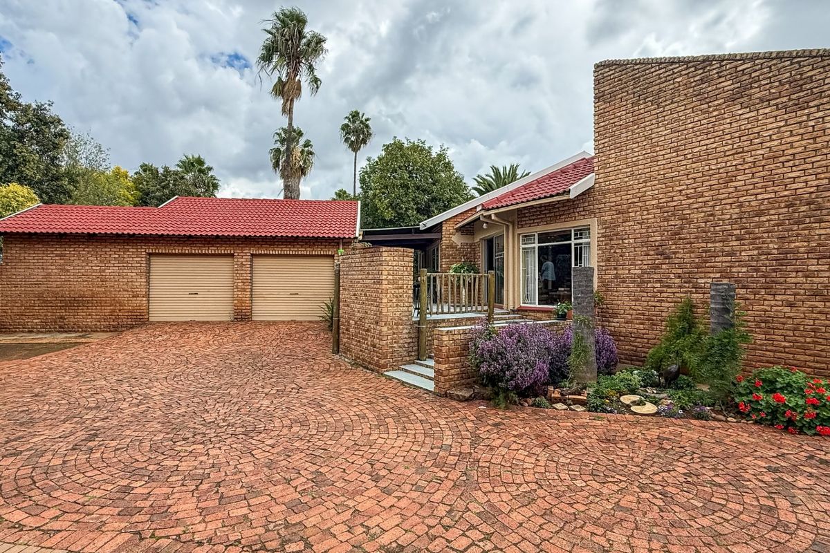 Spacious Home with Unique Layout & Solar Backup - Photo 3