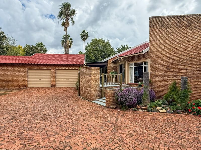 Spacious Home with Unique Layout & Solar Backup - Photo 3