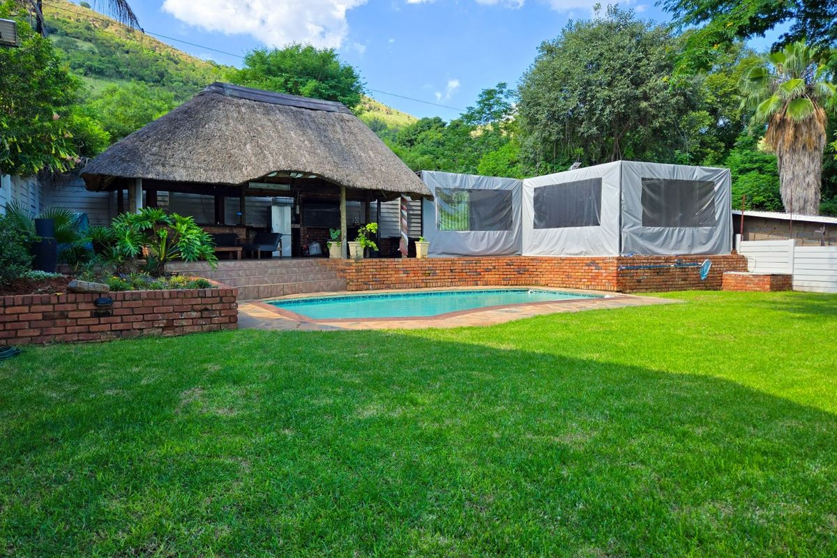 3 Bedroom House with Two Flatlets and Extras - Photo 4
