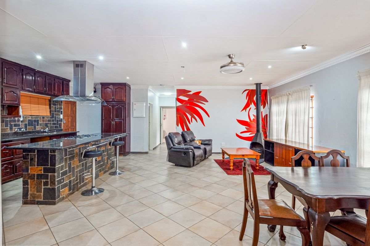 3 Bedroom House with Two Flatlets and Extras - Photo 2