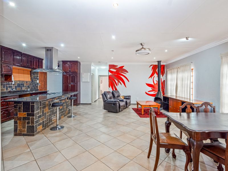 3 Bedroom House with Two Flatlets and Extras - Photo 2