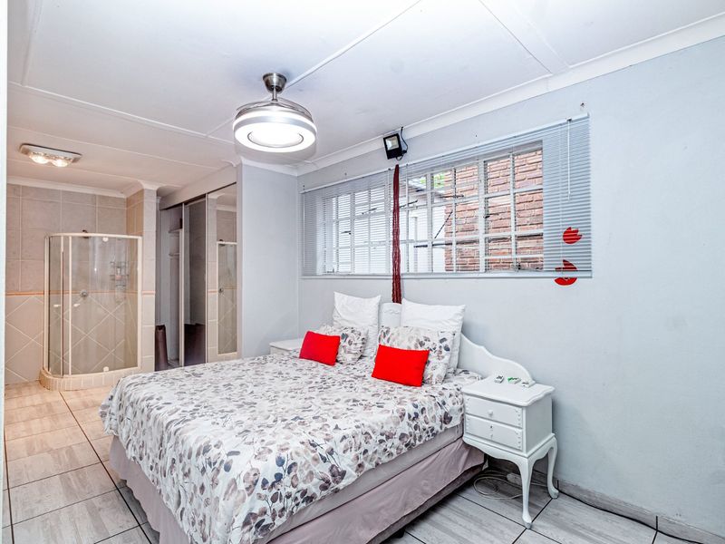 3 Bedroom House with Two Flatlets and Extras - Photo 10