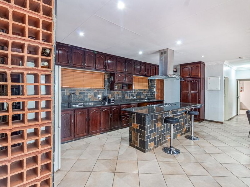 3 Bedroom House with Two Flatlets and Extras - Photo 9