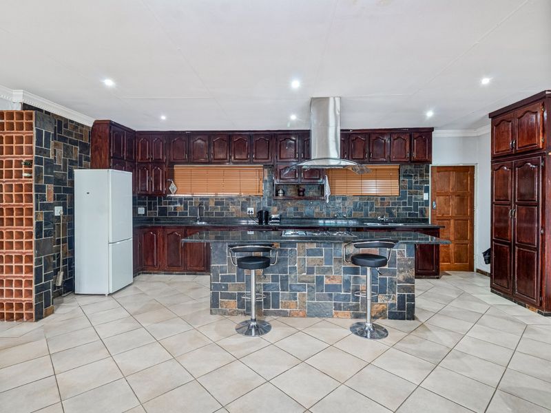 3 Bedroom House with Two Flatlets and Extras - Photo 6