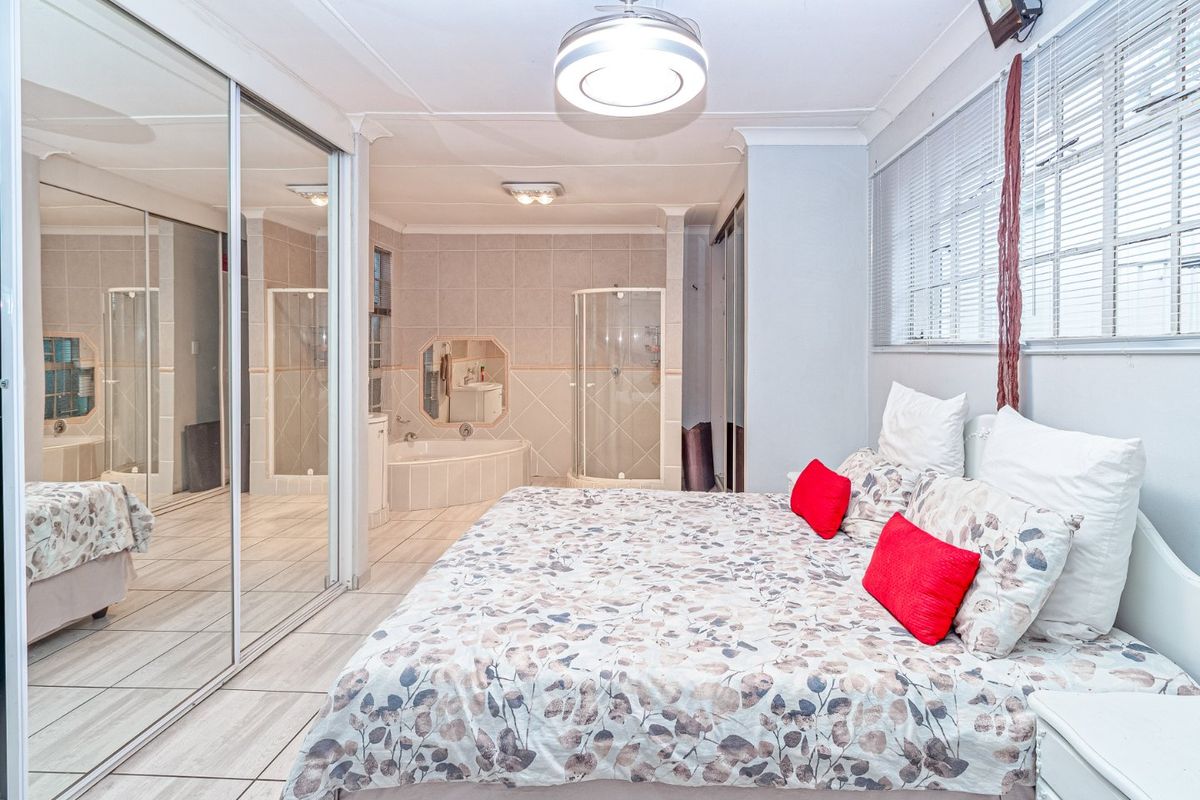 3 Bedroom House with Two Flatlets and Extras - Photo 3