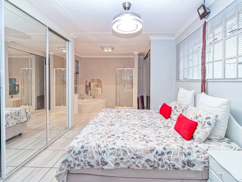 3 Bedroom House with Two Flatlets and Extras - Photo 3