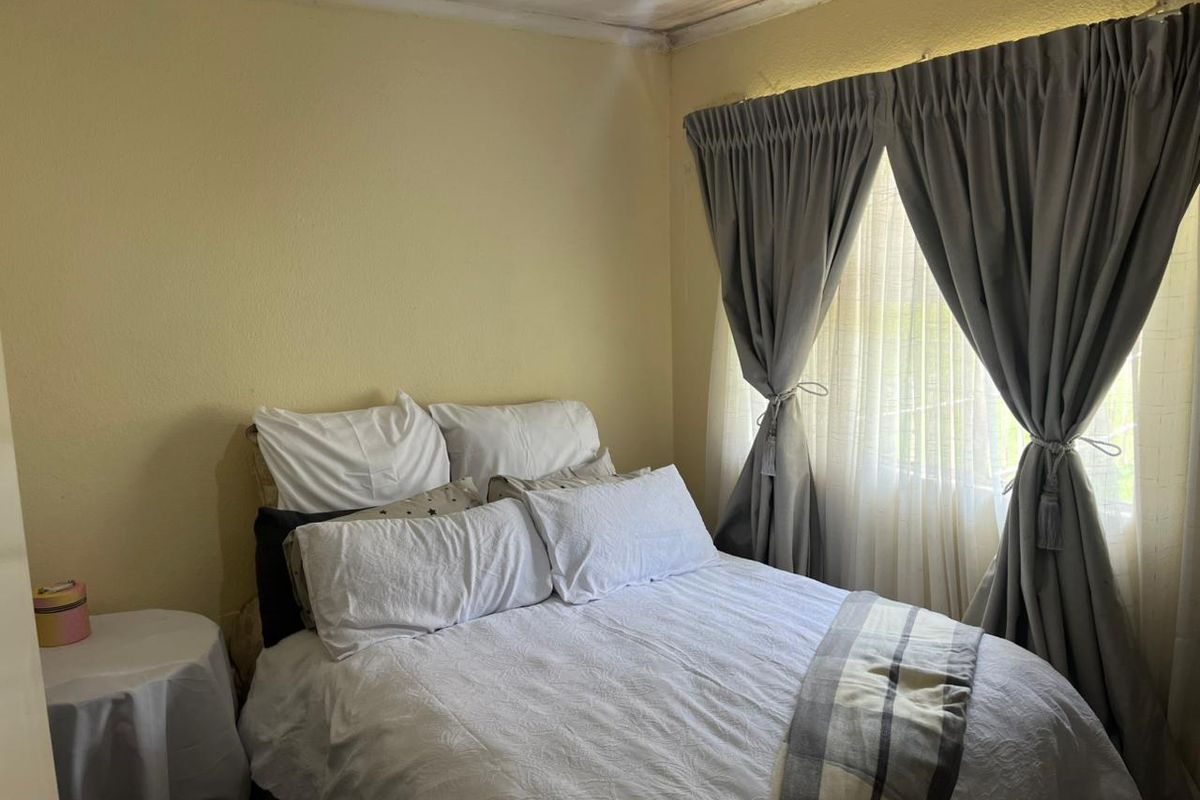 CHARMING TOWNHOUSE IN PRIME REMBBRANT PARK LOCATION - Photo 5