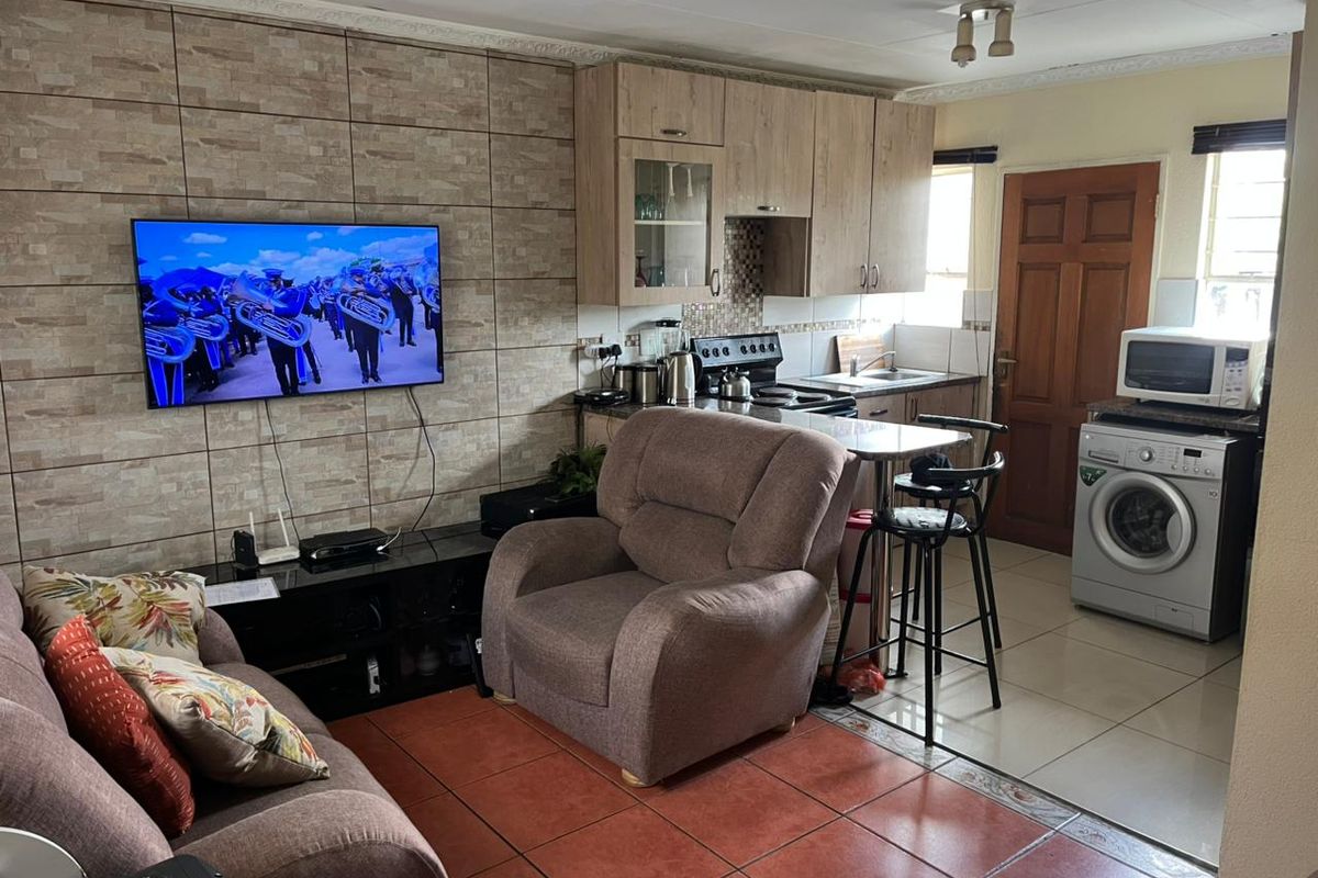 CHARMING TOWNHOUSE IN PRIME REMBBRANT PARK LOCATION - Photo 3