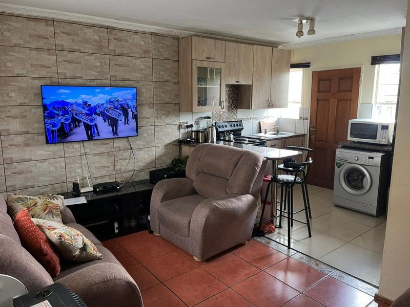 CHARMING TOWNHOUSE IN PRIME REMBBRANT PARK LOCATION - Photo 3