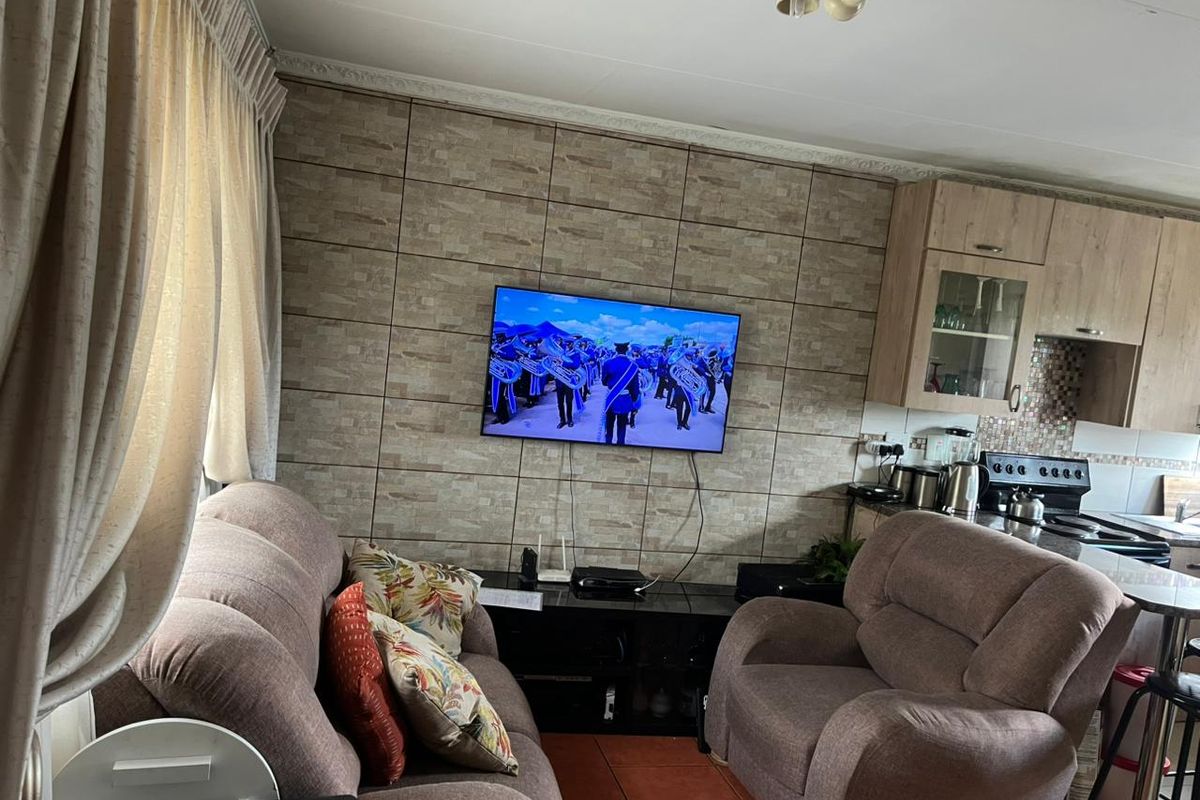 CHARMING TOWNHOUSE IN PRIME REMBBRANT PARK LOCATION - Photo 2