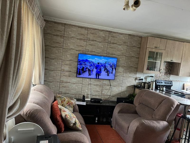 CHARMING TOWNHOUSE IN PRIME REMBBRANT PARK LOCATION - Photo 2