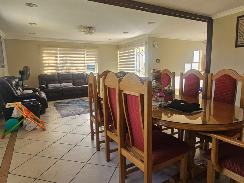 Upstairs Maisonette | Clare Estate - Photo 3