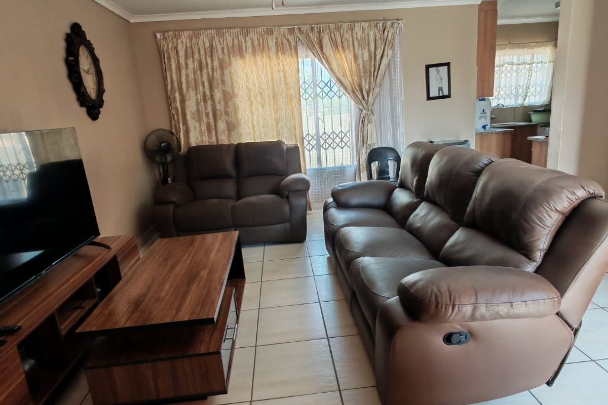 Spacious 3-Bedroom Family Home in Ivy Park – Secure with Carport for 4 Cars - Photo 3