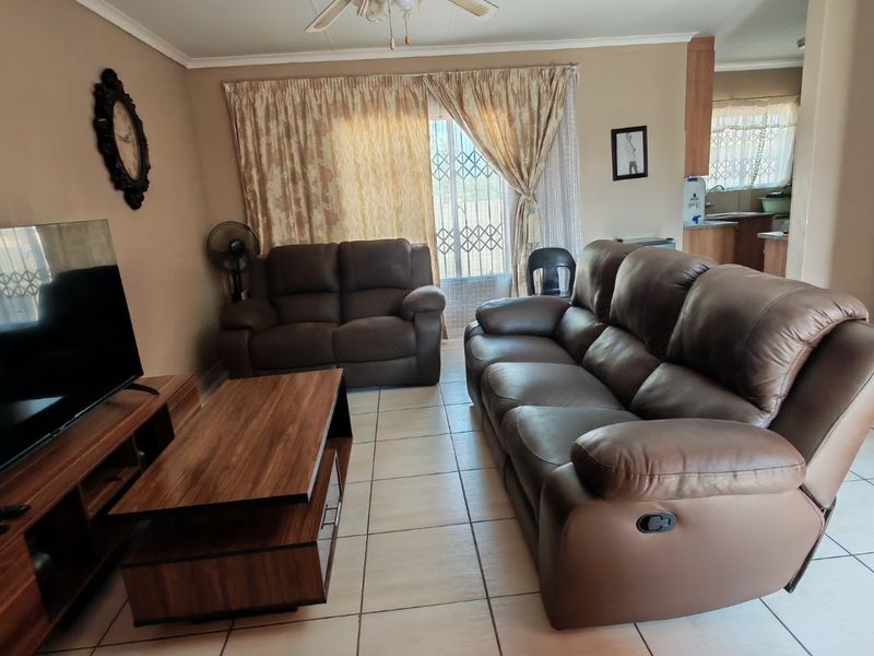 Spacious 3-Bedroom Family Home in Ivy Park – Secure with Carport for 4 Cars - Photo 3