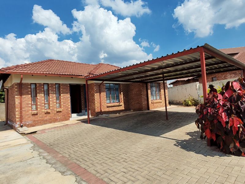 Spacious 3-Bedroom Family Home in Ivy Park – Secure with Carport for 4 Cars - Photo 2