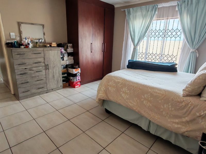 Spacious 3-Bedroom Family Home in Ivy Park – Secure with Carport for 4 Cars - Photo 9