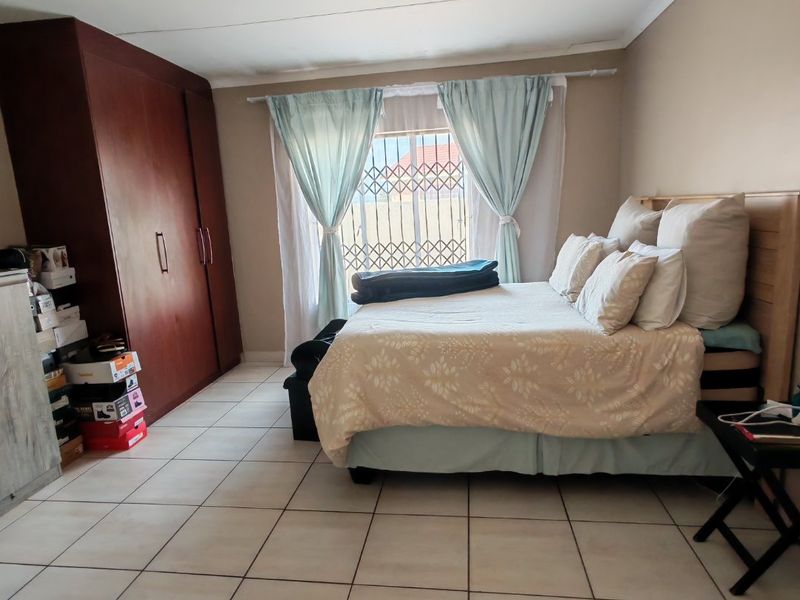 Spacious 3-Bedroom Family Home in Ivy Park – Secure with Carport for 4 Cars - Photo 8