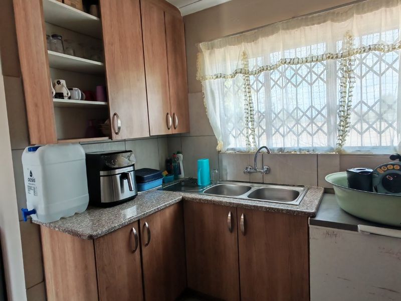 Spacious 3-Bedroom Family Home in Ivy Park – Secure with Carport for 4 Cars - Photo 7