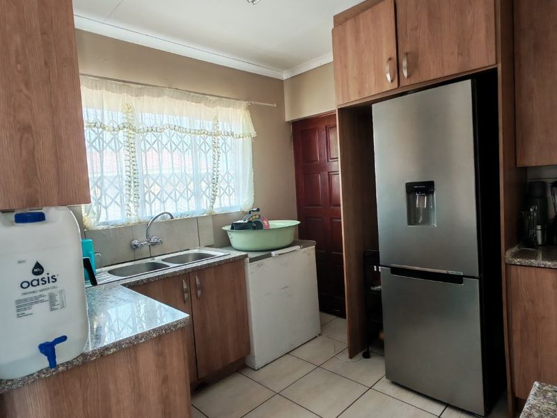 Spacious 3-Bedroom Family Home in Ivy Park – Secure with Carport for 4 Cars - Photo 6