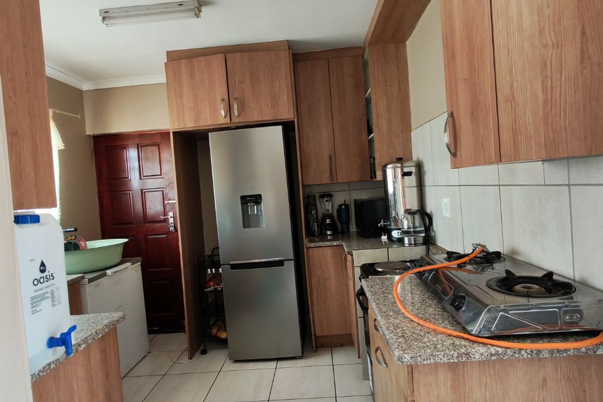 Spacious 3-Bedroom Family Home in Ivy Park – Secure with Carport for 4 Cars - Photo 5