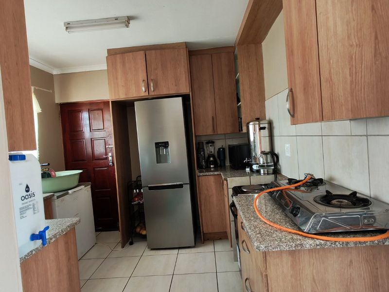 Spacious 3-Bedroom Family Home in Ivy Park – Secure with Carport for 4 Cars - Photo 5