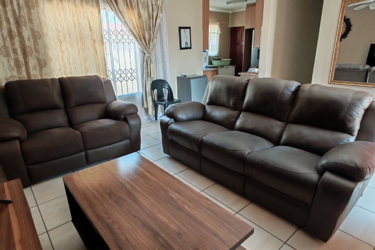 Spacious 3-Bedroom Family Home in Ivy Park – Secure with Carport for 4 Cars - Photo 4