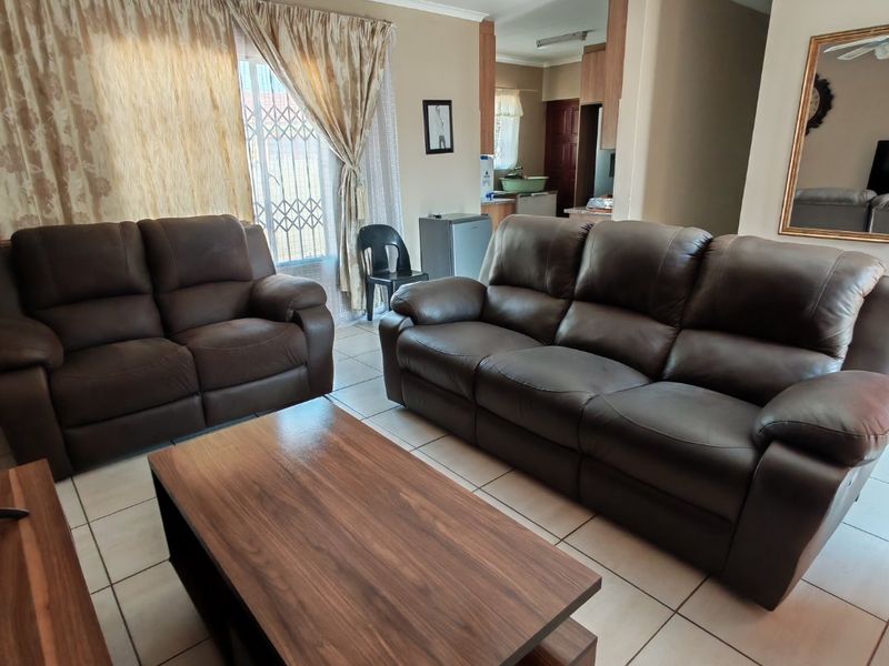 Spacious 3-Bedroom Family Home in Ivy Park – Secure with Carport for 4 Cars - Photo 4