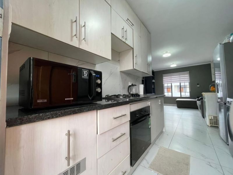 2 Bedroom 1 Bathroom Apartment For Sale - Photo 2