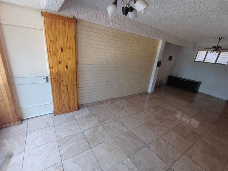 2 Bedroom Flat for sale in Klerksdorp CBD - Photo 3