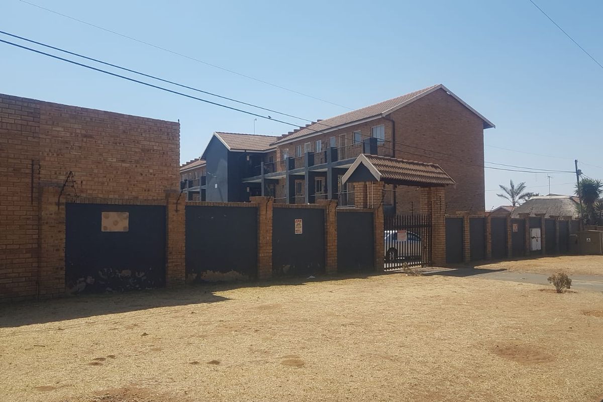 2 Bed Flat/Apartment in Greenhills with communal pool - Photo 2