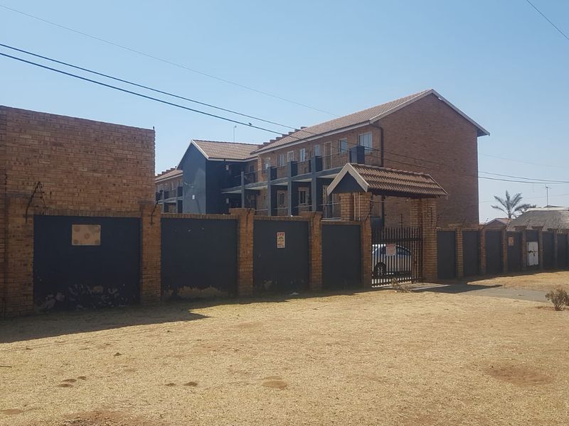 2 Bed Flat/Apartment in Greenhills with communal pool - Photo 2