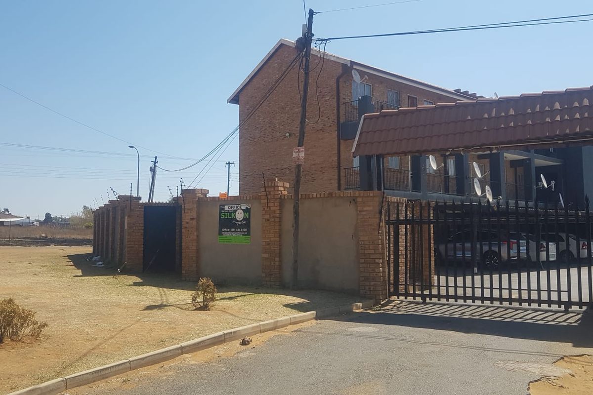 2 Bed Flat/Apartment in Greenhills with communal pool - Photo 3