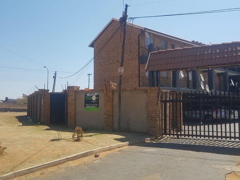 2 Bed Flat/Apartment in Greenhills with communal pool - Photo 3