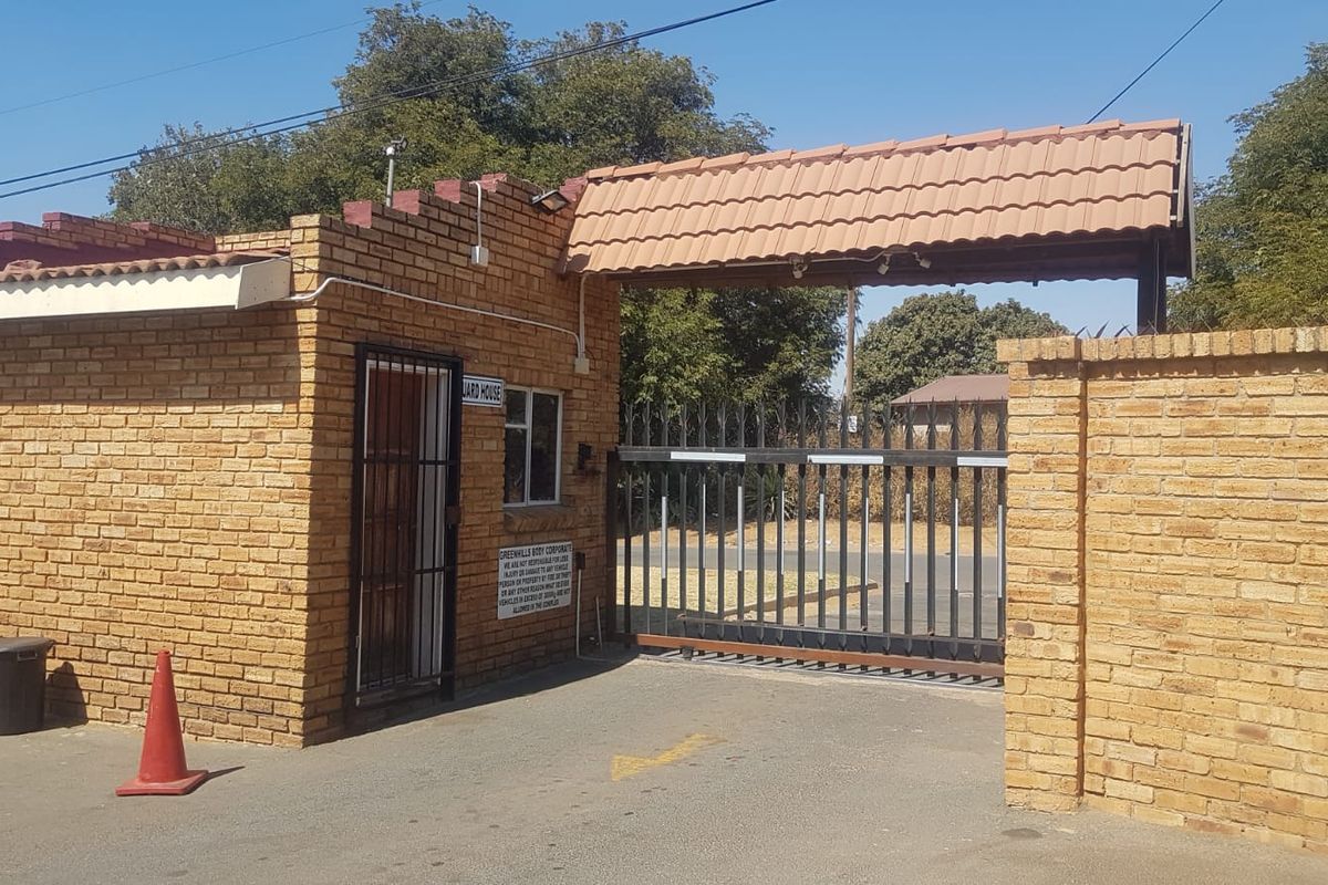 2 Bed Flat/Apartment in Greenhills with communal pool - Photo 4