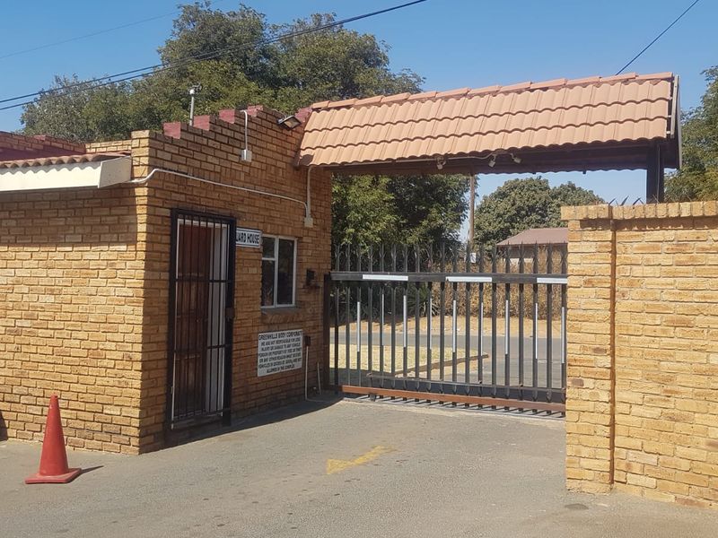 2 Bed Flat/Apartment in Greenhills with communal pool - Photo 4