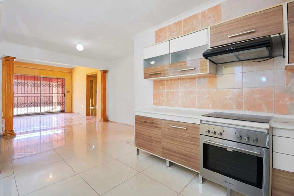 Glen Ridge Family Home in Soweto with Covered Garage - Photo 4