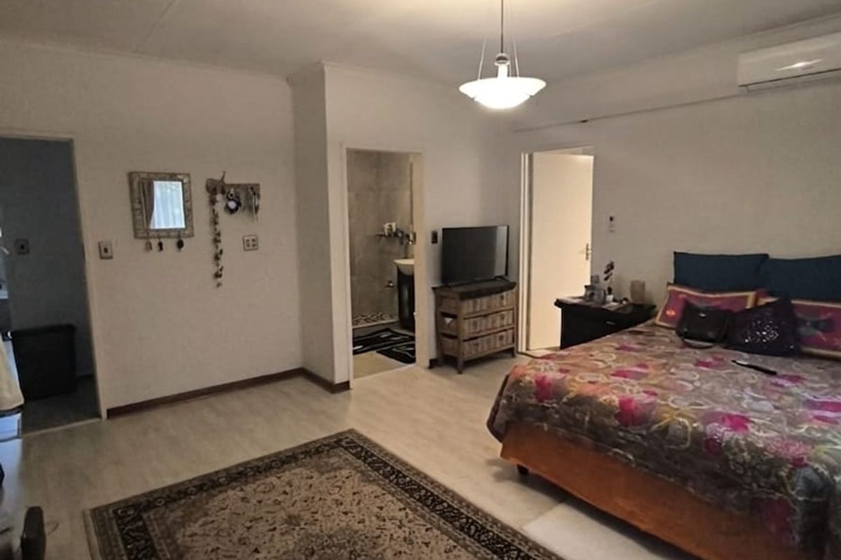 Elegant  Family Home with Private Pool & Exceptional Entertainment Spaces in Edenburg - Photo 4