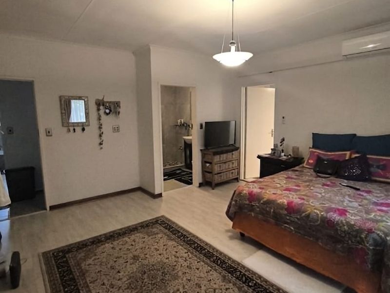 Elegant  Family Home with Private Pool & Exceptional Entertainment Spaces in Edenburg - Photo 4