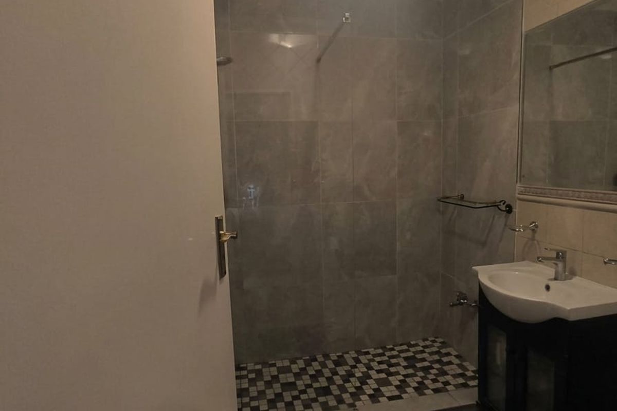 Elegant  Family Home with Private Pool & Exceptional Entertainment Spaces in Edenburg - Photo 5