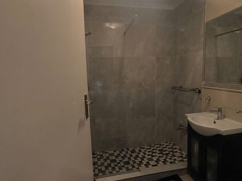 Elegant  Family Home with Private Pool & Exceptional Entertainment Spaces in Edenburg - Photo 5