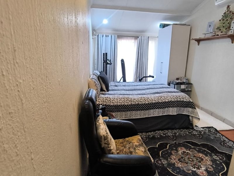 Elegant  Family Home with Private Pool & Exceptional Entertainment Spaces in Edenburg - Photo 9