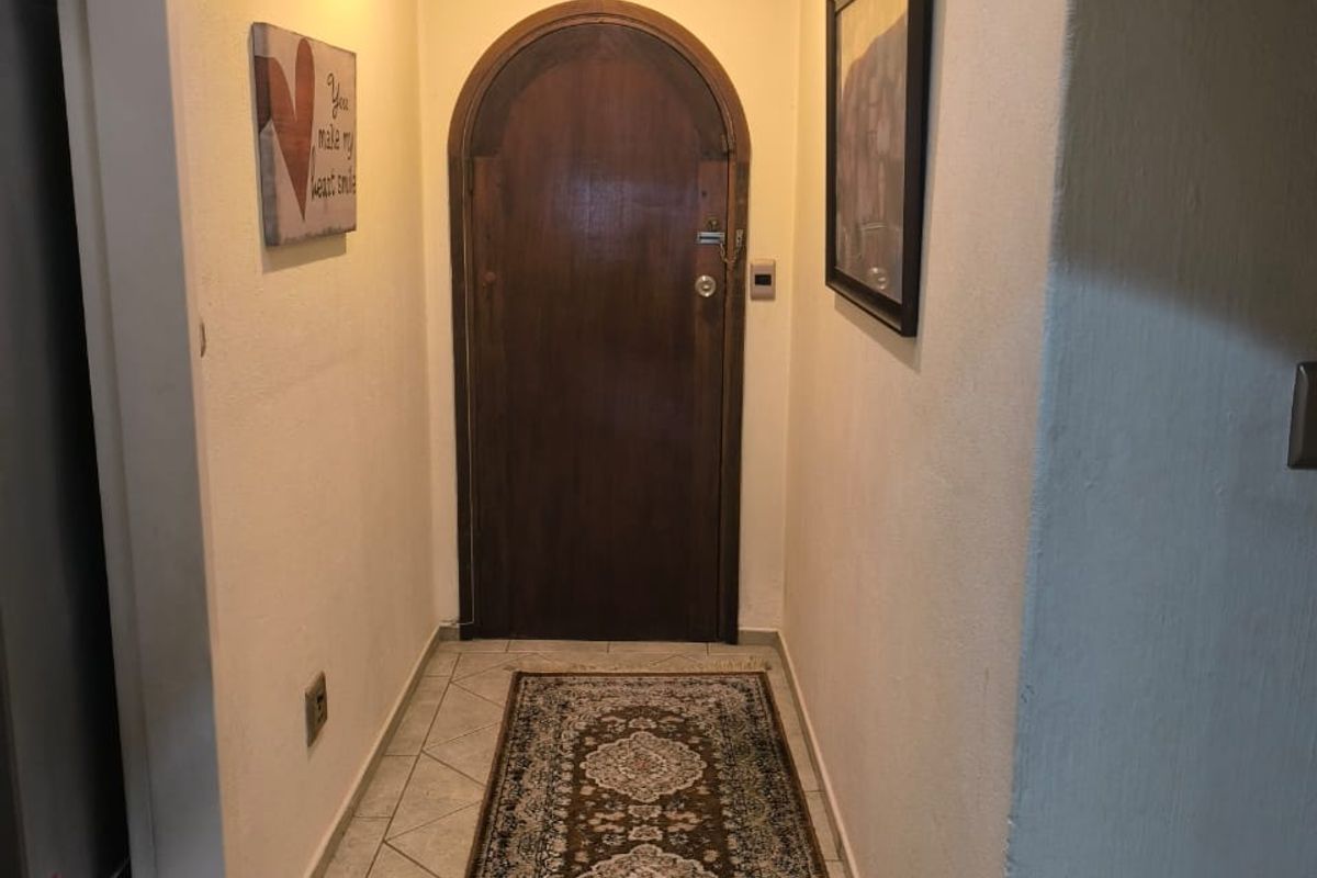 Elegant  Family Home with Private Pool & Exceptional Entertainment Spaces in Edenburg - Photo 2