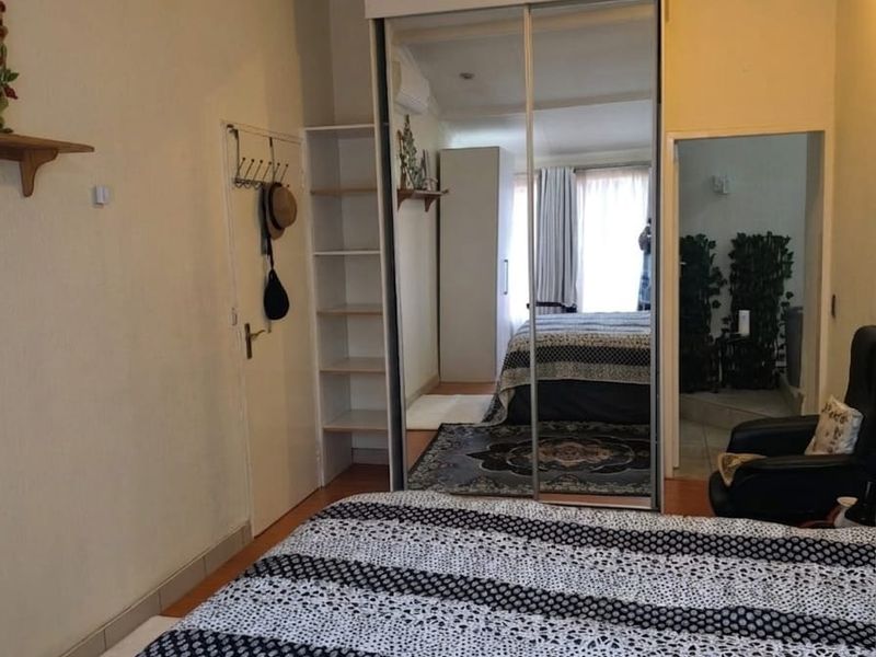 Elegant  Family Home with Private Pool & Exceptional Entertainment Spaces in Edenburg - Photo 7