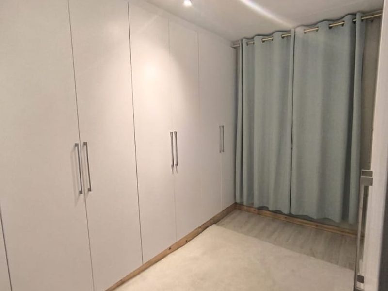 Elegant  Family Home with Private Pool & Exceptional Entertainment Spaces in Edenburg - Photo 6