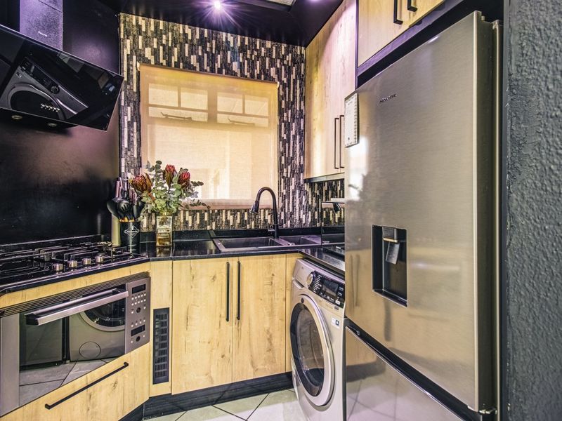 Chic Edenvale Townhouse with Secure Living - Photo 10